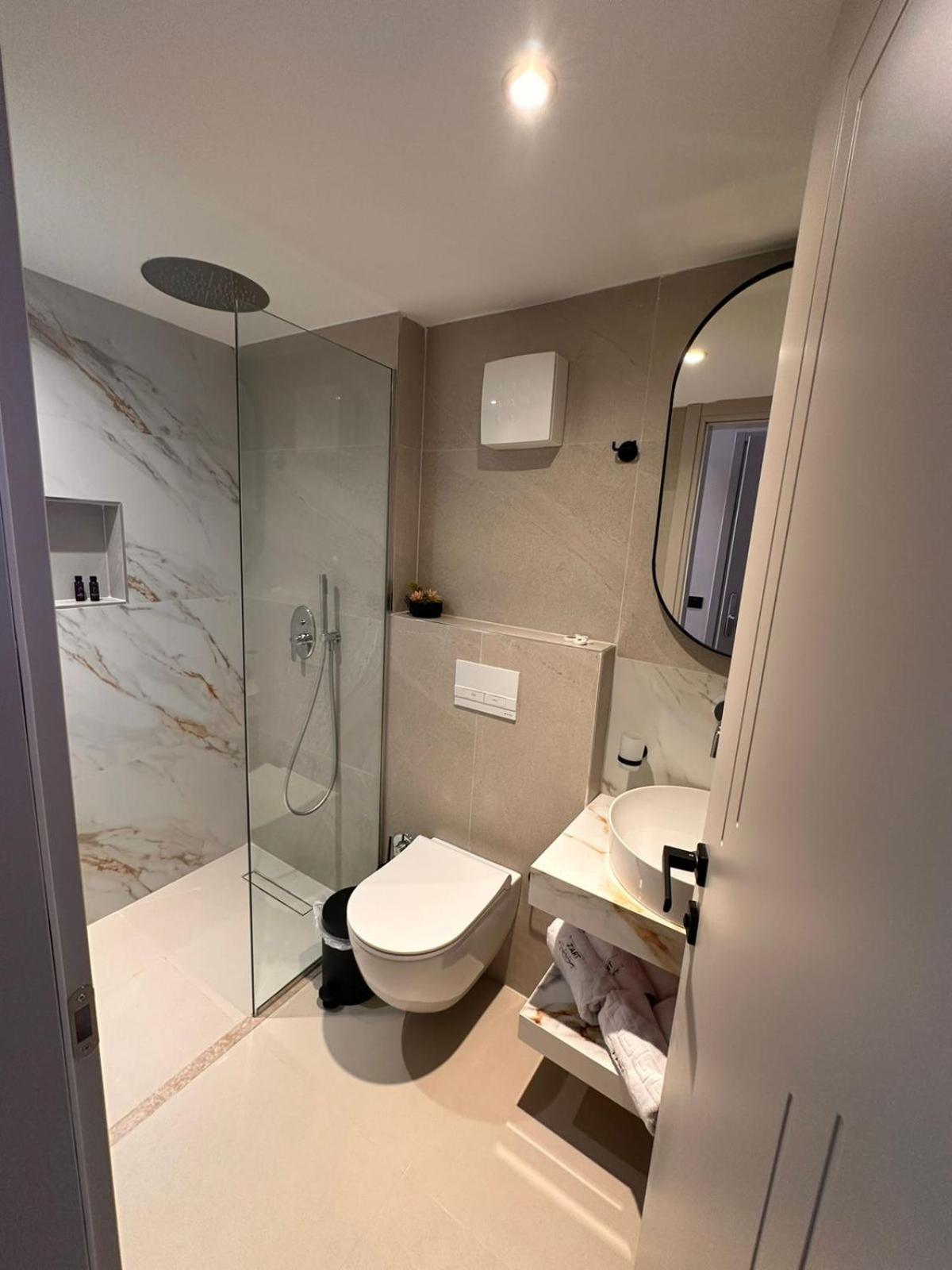 Z Art Hotel Krujë Екстериор снимка