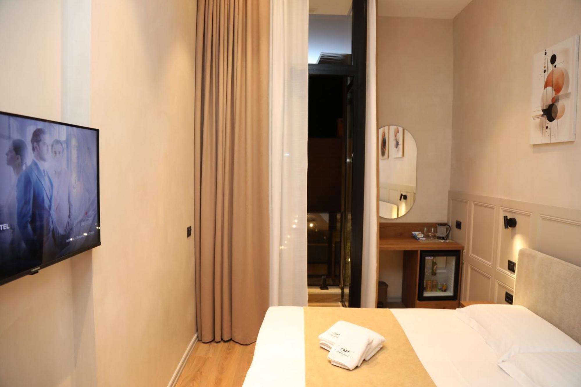 Z Art Hotel Krujë Екстериор снимка