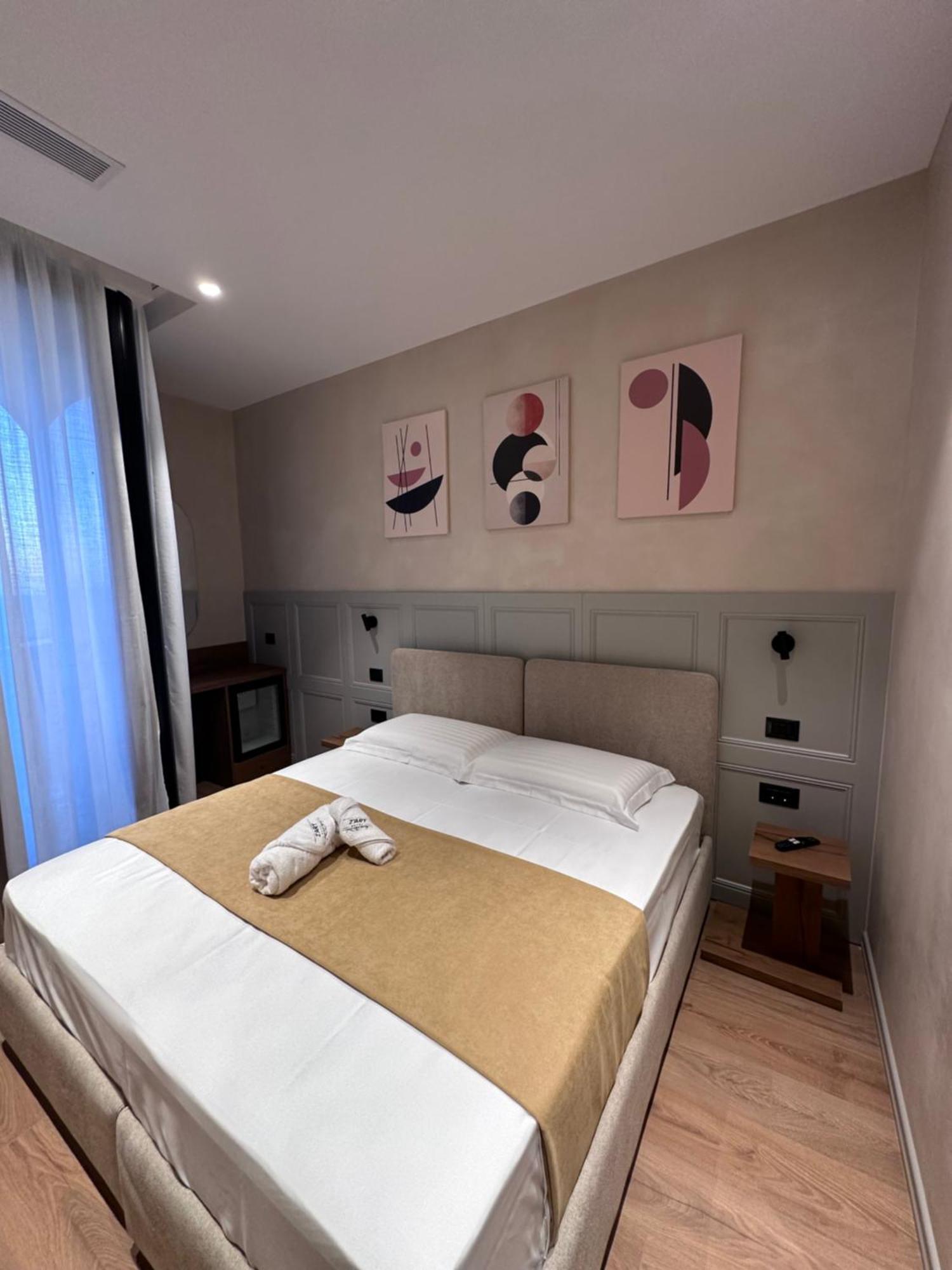 Z Art Hotel Krujë Екстериор снимка
